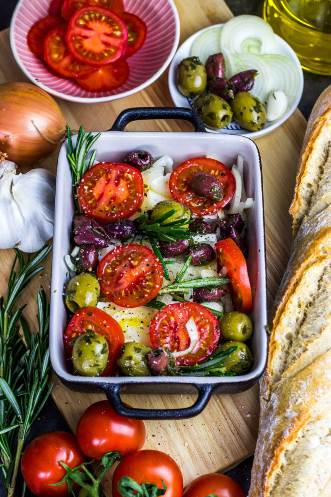 Schafskäsepfännchen mediterran - Gebackener Feta aus dem Ofen mit Tomaten und Oliven. Einfaches und kalorienarmes Rezept für gebackenen Feta für 290 Kalorien pro Portion. Kalorienarmes Essen. Gesundes und kalorienarmes Kochen. Schnelle und einfache Rezepte zum Abnehmen. - kaloriengeniessen.de #feta #ofenrezept #lowcarb #tomaten #oliven #vegetarisch #gesund #griechisch #kalorienarmerezepte #kaloriengeniessen #rezeptezumabnehmen