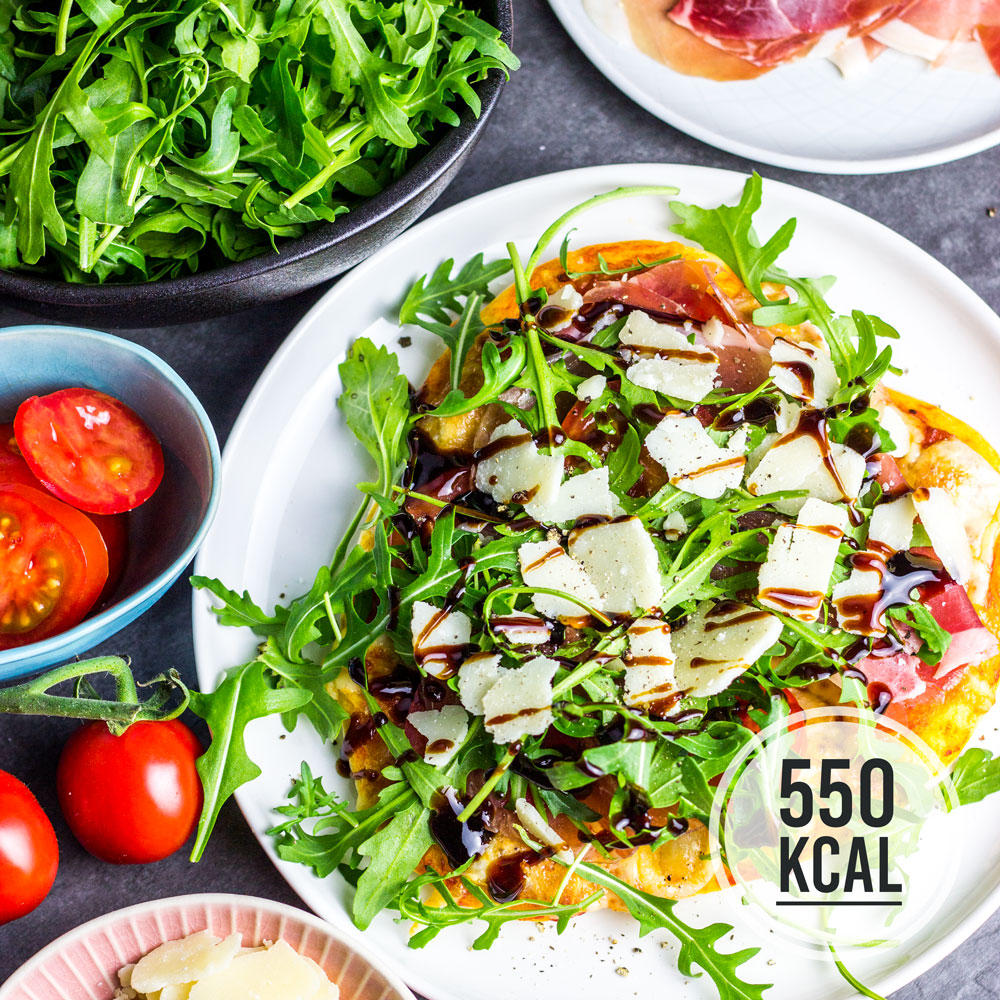 Selbstgemachte Und Kalorienarme Rucola Schinken Pizza Mit Parmesan Und Balsamico Kalorien Geniessen