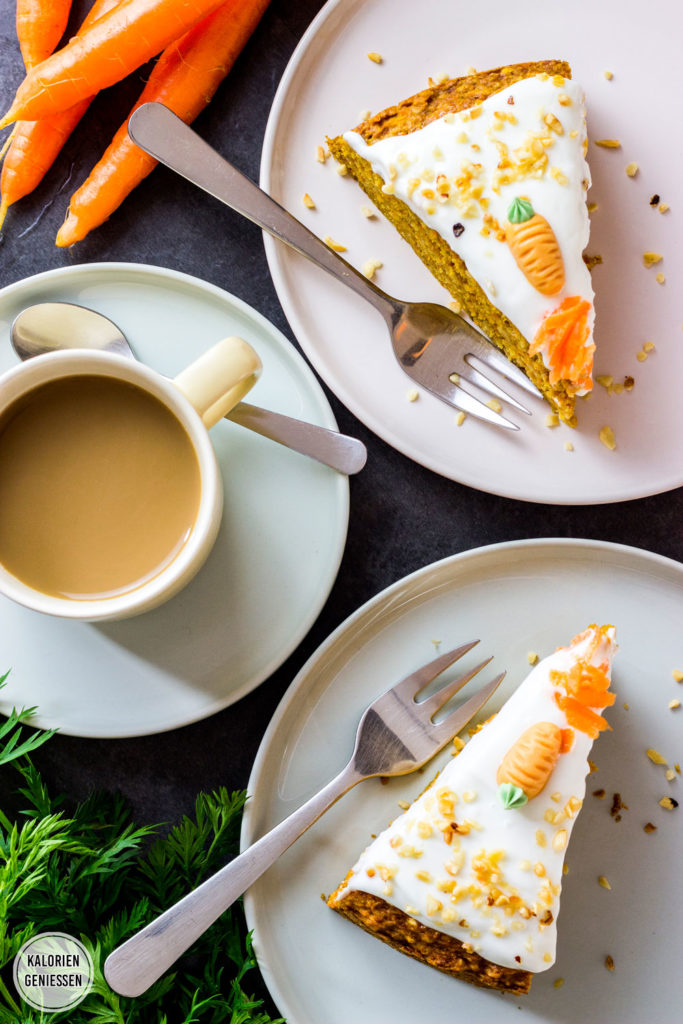 Saftiger Karottenkuchen mit Nüssen und Frischkäse-Frosting - kalorienarm, wenig Zucker und vegan. Lockere und klebrige Konsistenz, super einfaches Möhrenkuchen-Rezept. Kalorienarm und gesund backen. Leckere Rezepte zum Abnehmen. kaloriengeniessen.de #möhrenkuchen #carrotcake #cake #süß #dessert #frühstück #snack #rüblitorte #schnellundeinfach #kaloriengeniessen #rezeptezumabnehmen