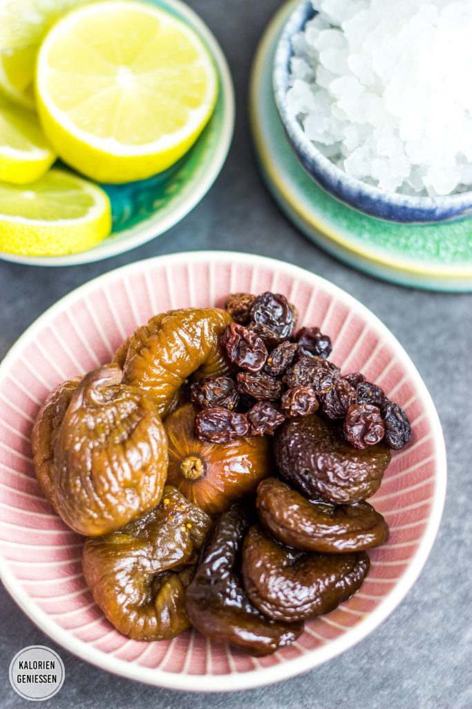 Einfaches Rezept für Wasserkefir-Limonade: Das probiotische und kalorienarme Sommergetränk ist erfrischend spritzig und gesünder als Cola und Eistee. Die Wasserkefir-Kristalle werden einfach mit Zucker, Wasser und Trockenfrüchten angesetzt und nach 2 Tagen ist die gesunde Limonade schon fertig. Gesundes und kalorienarmes Kochen. Schnelle und einfache Rezepte zum Abnehmen. - kaloriengeniessen.de #gesundelimonade #wasserkefir #Trockenobst #Feigen #Zucchini #Kohlensäure #sommer #spritzig #Milchsäure #Drinks #kalorienarm #gesund #kalorienarmerezepte #kaloriengeniessen #rezeptezumabnehmen