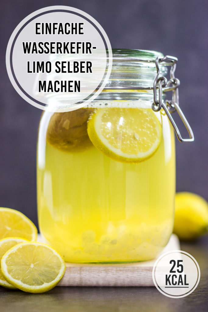 Einfaches Rezept für Wasserkefir-Limonade: Das probiotische und kalorienarme Sommergetränk ist erfrischend spritzig und gesünder als Cola und Eistee. Die Wasserkefir-Kristalle werden einfach mit Zucker, Wasser und Trockenfrüchten angesetzt und nach 2 Tagen ist die gesunde Limonade schon fertig. Gesundes und kalorienarmes Kochen. Schnelle und einfache Rezepte zum Abnehmen. - kaloriengeniessen.de #gesundelimonade #wasserkefir #Trockenobst #Feigen #Zucchini #Kohlensäure #sommer #spritzig #Milchsäure #Drinks #kalorienarm #gesund #kalorienarmerezepte #kaloriengeniessen #rezeptezumabnehmen