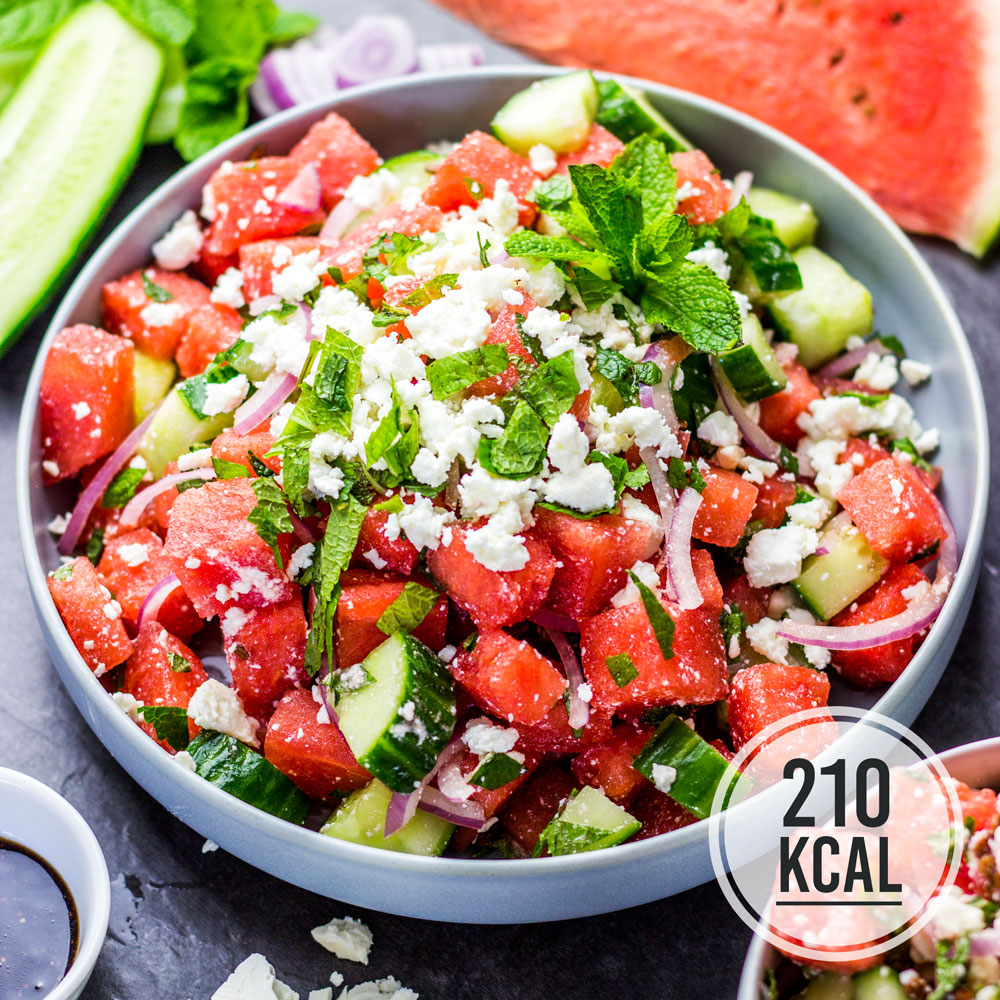 Erfrischender und schnell gemachter Wassermelonen-Feta-Schäfskäse-Salat mit Balsamico-Dressing. Zum Rezept für den Wassermelonensalat passt nicht nur Gurke und Minze, sondern auch Avocado, Nüsse und Kerne, Mozzarella und Tomaten. Gesundes und kalorienarmes Kochen. Schnelle und einfache Rezepte zum Abnehmen. - kaloriengeniessen.de #salat #wassermelone #feta #schnellundeinfach #kaloriengeniessen #rezeptezumabnehmen #minze #gurke #dressing #sommersalat