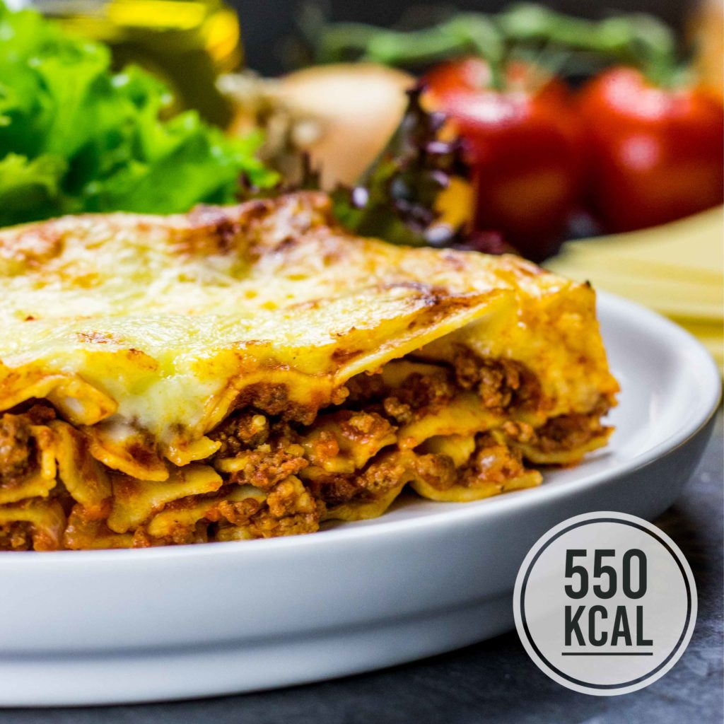 Leichte und echte Lasagne. Authentisch mit Bolognese, Bechamel und Pasta. Einfaches und schnelles Rezept. Gesundes und kalorienarmes Kochen. Schnelle Rezepte zum Abnehmen. - kaloriengeniessen.de #lasagne #bolognese #bechamel #pasta #schnellundeinfach #kaloriengeniessen #rezeptezumabnehmen