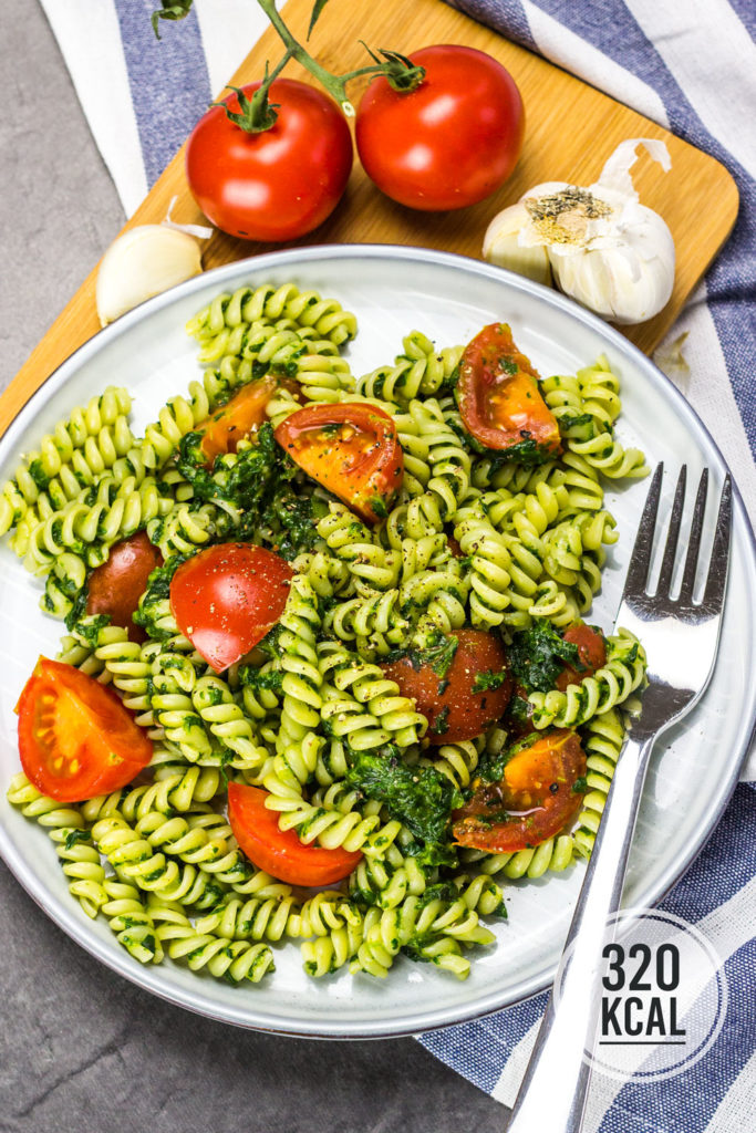 Super schnelle Nudeln mit Spinat, Tomaten und Parmesan. In nur 15 Minuten auf dem Tisch. Herrliche Pasta für 320 Kalorien. Kalorienarm Kochen. Schnelle Rezepte zum Abnehmen. - kaloriengeniessen.de #nudeln #fusilli #pasta #spinat #rahmspinat #tomaten #mittagessen #schnellundeinfach #kaloriengeniessen #rezeptezumabnehmen